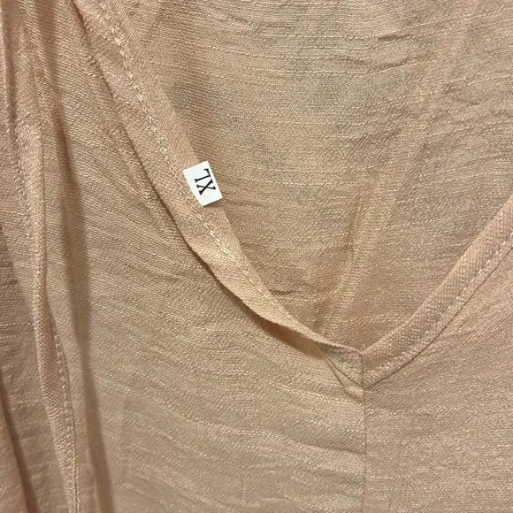 XL light weight top with a tie back. - Picture 3 of 4